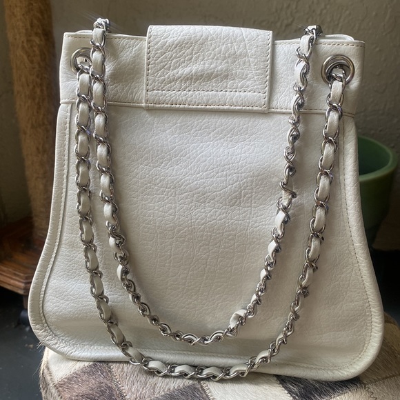 Vintage Chanel White Leather Shoulder Chain Bag - Picture 5 of 17